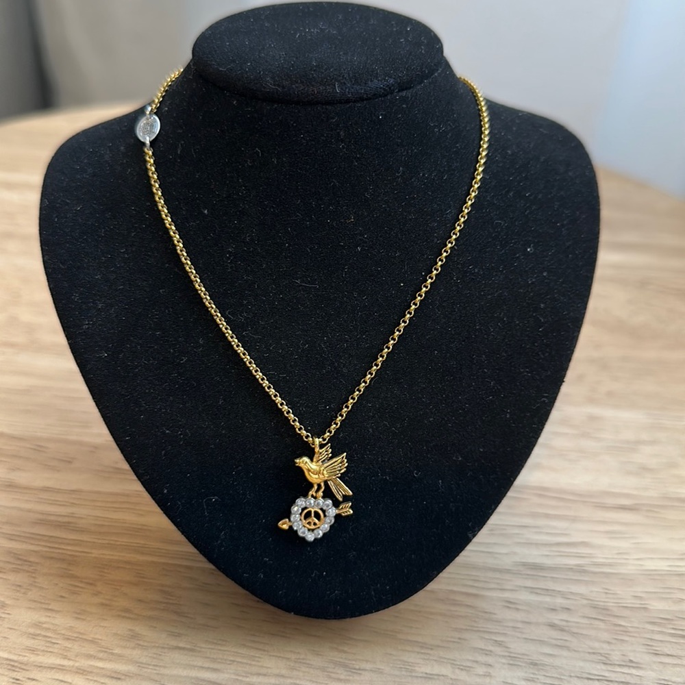 Juicy couture short gold pendant necklace.